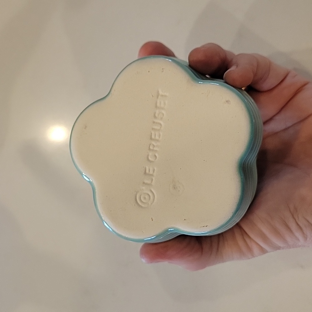 Le Creuset Flower Cocotte With Lid - Picture 4 of 5